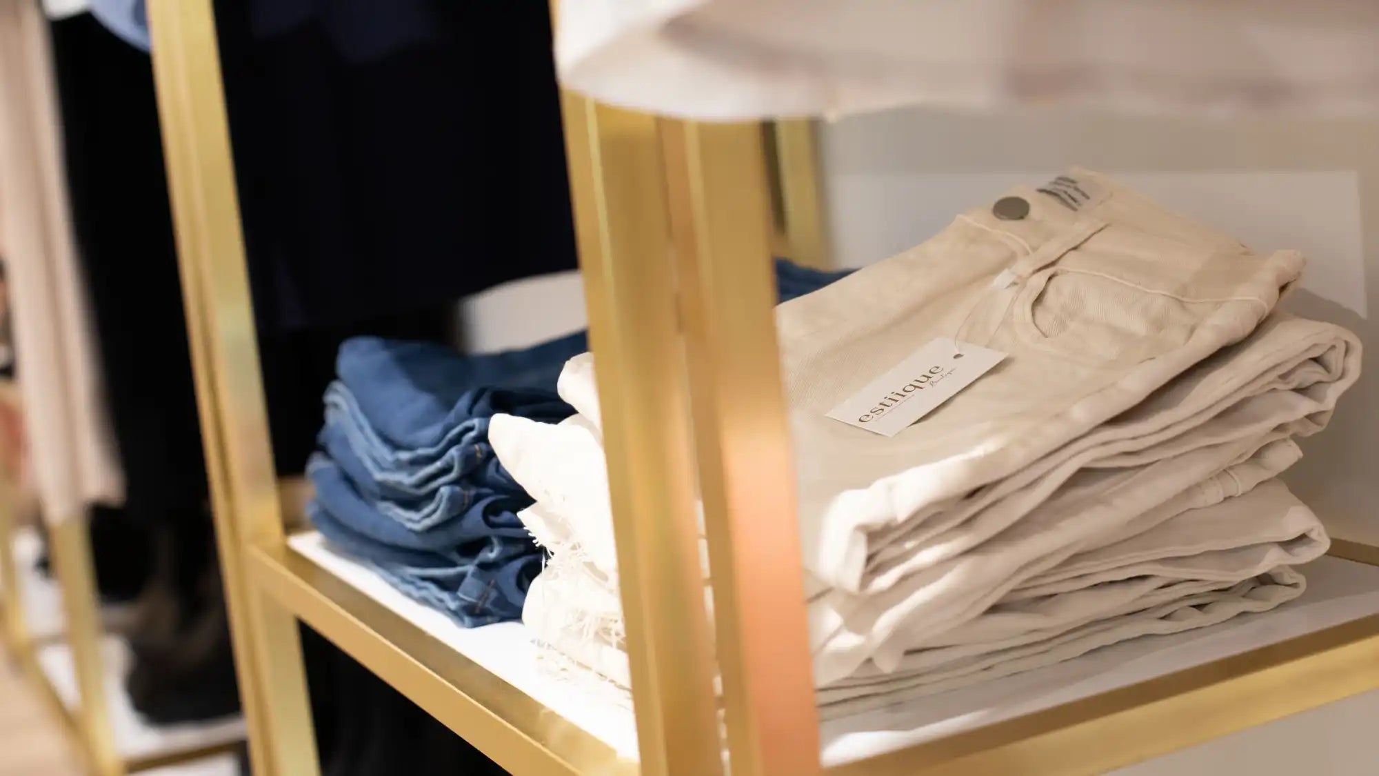 Cremeweiße Baumwolljeans mit klassischem Fünf-Taschen-Design.