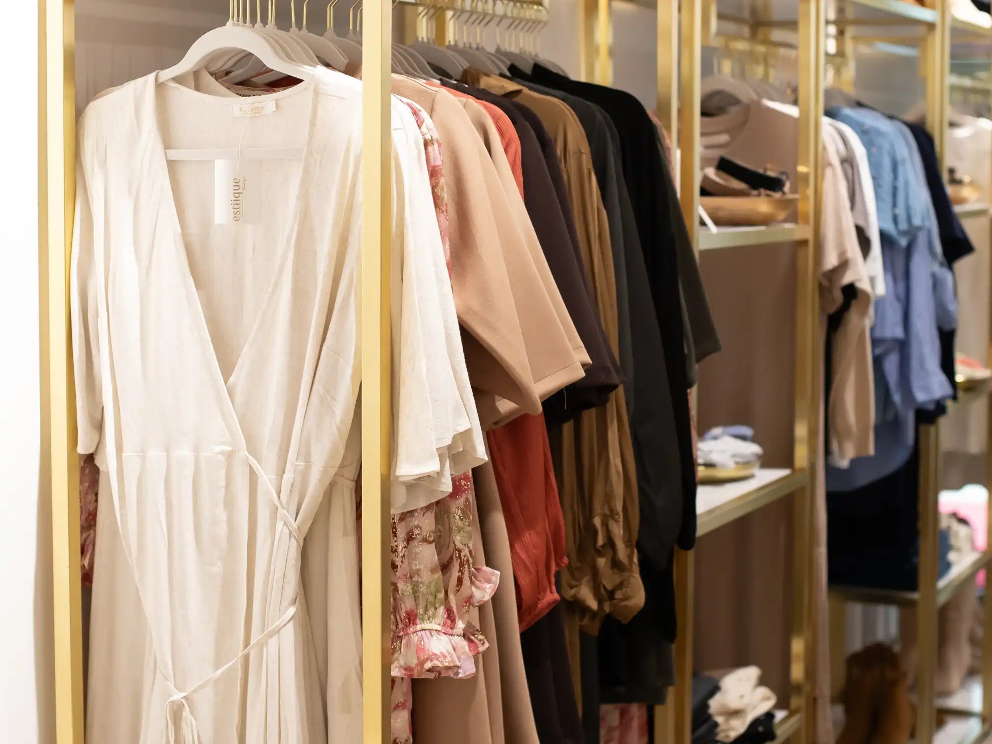 Cremeweiße Wickelkleid mit floraler Spitzenverarbeitung und Krawallenschnürung.