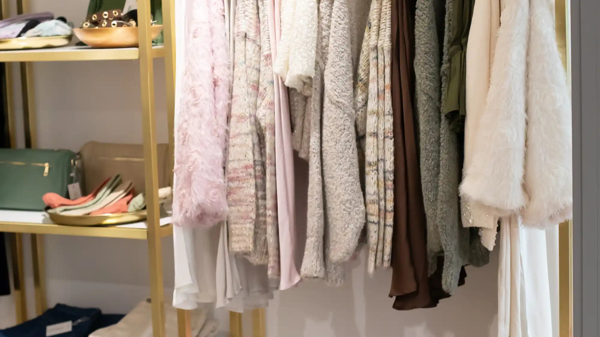 Pastellrosa-weiß gestreifter Pullover mit strukturiertem Strickmuster.