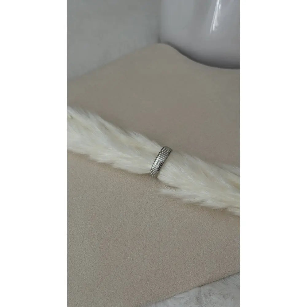 Ring verdreht flach Ring