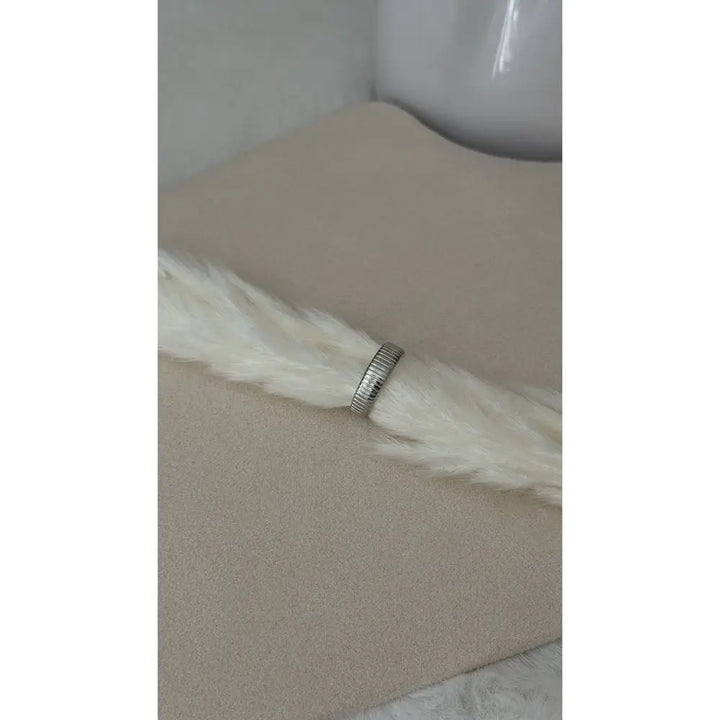 Ring verdreht flach Ring