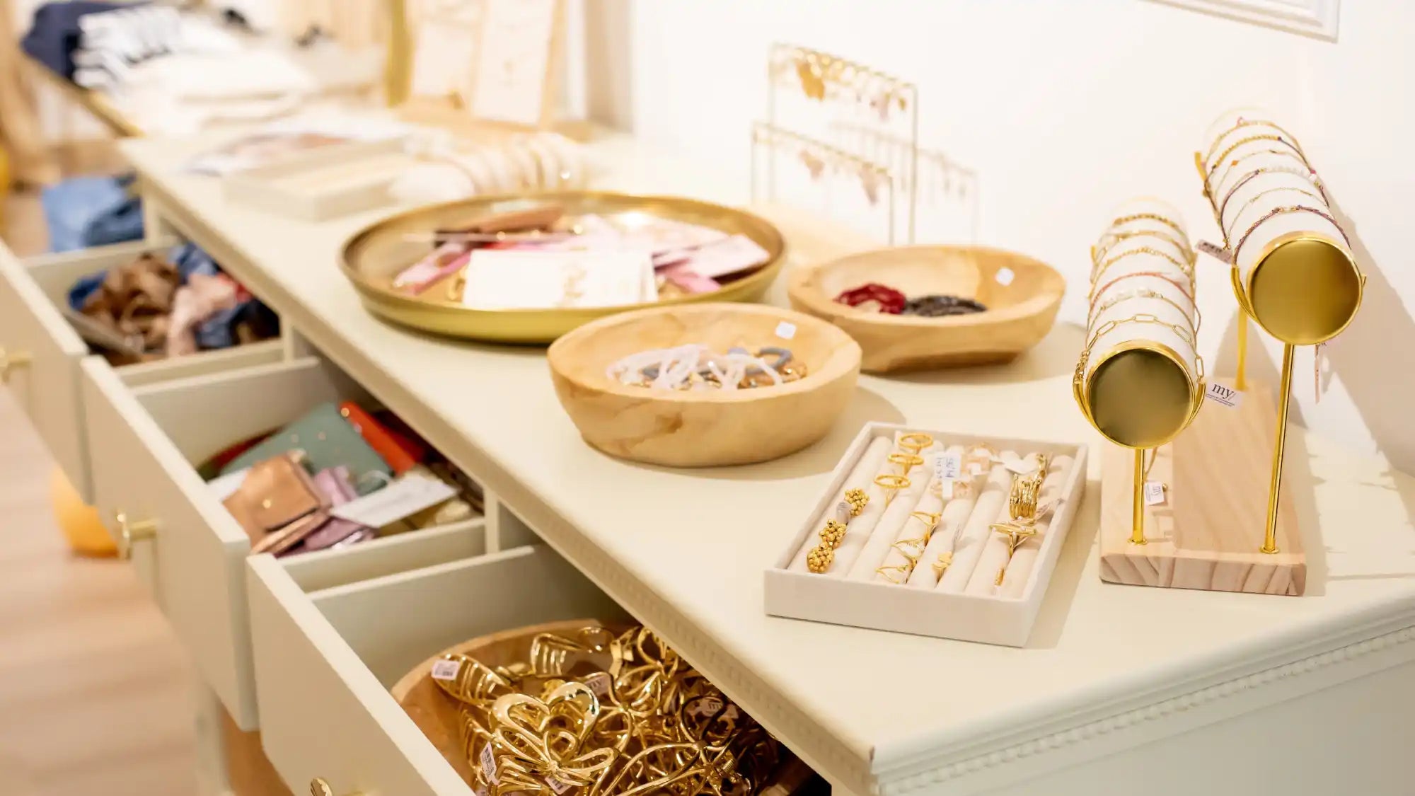 Weiße Holzschatulle für Schmuck mit goldenen Akzenten und Glasdeckel.